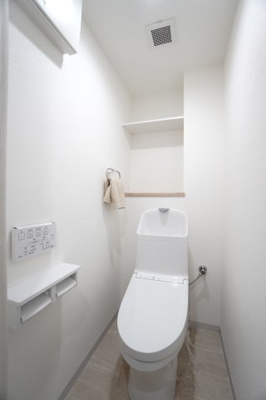 【トイレ】 | 【上質リフォーム】フローレンス田方ウイングテラス | 【レストルーム】
TOTO社製！
きれいをまもるせいけつトイレ！
お掃除はサッとひとふきで完了！
少ない水で、汚れをしっかり洗い流します。
ツインペーパーホルダーなので、
もしもの時も慌てない！！
