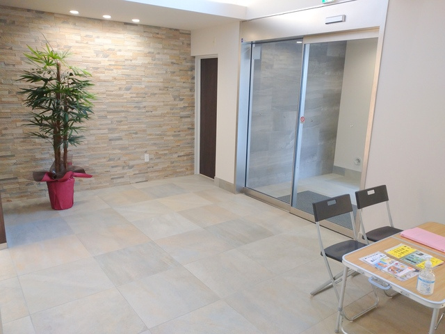 世田谷区世田谷１丁目の賃貸マンションのロビー|エントランスに談話スペースあり