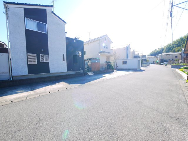 大網白里市みどりが丘2　中古戸建の前面道路含む現地写真|平成24年12月築 オール電化・エコキュート ４LDKリビング約16.25帖 駐車2台可 上下水 