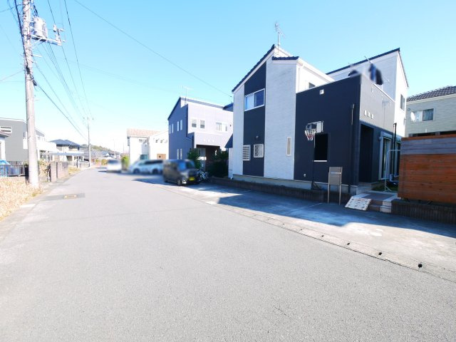 大網白里市みどりが丘2　中古戸建の前面道路含む現地写真|平成24年12月築 オール電化・エコキュート ４LDKリビング約16.25帖 駐車2台可 上下水 