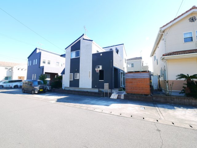 大網白里市みどりが丘2　中古戸建の前面道路含む現地写真|平成24年12月築 オール電化・エコキュート ４LDKリビング約16.25帖 駐車2台可 上下水 