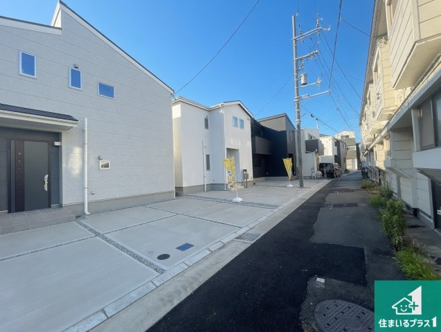 尼崎市今福　新築一戸建ての前面道路含む現地写真|周辺は閑静な住宅街！前面道路広々で車の出し入れも便利です。駐車が苦手な方でも安心して車庫入れできます！