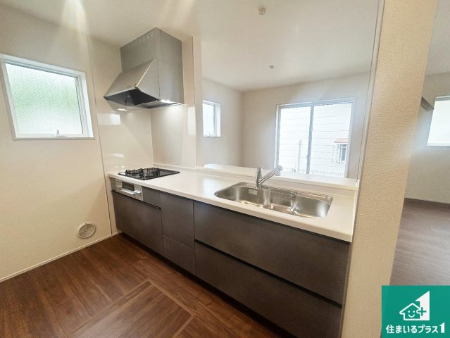 尼崎市今福　新築一戸建てのキッチン|リビングと統一感があり、使い勝手のいいキッチン。広々としているので、二人並んで作業が出来ちゃいます。お子様と一緒に色々なお料理に挑戦できるスペースがあります。