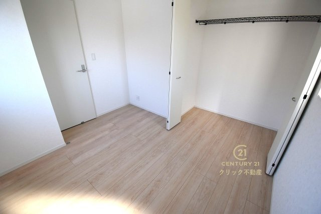 Cradlegarden　 ひたちなか市平磯遠原町　第2　2の洋室|折戸を開くと壁面クローゼット。衣類が横一列に並ぶためひと目で洋服が選びやすい！衣類をたくさんお持ちの方もスッキリ片付きます♪