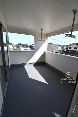 Cradlegarden　 ひたちなか市平磯遠原町　第2　2のバルコニー|インナーバルコニーは洗濯物外干し派の強い味方！天気が変わりやすい季節の外出も安心です。外出が難しい日に出るだけでも気分転換になる、嬉しいスペースです。