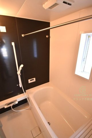 Cradlegarden　 ひたちなか市平磯遠原町　第2　2の浴室|浴槽への出入りが安全な低床タイプのユニットバスです。洗い場は滑りにくい速乾床ですので、お子様やご高齢の方にも安心です。自動お湯張りに追焚機能付きのオートバスです。