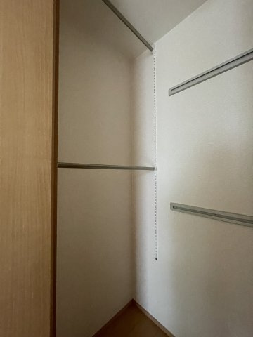 ボヌビー宝塚の収納|収納内はパイプがついており収納しやすいです