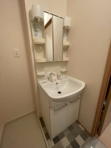 ボヌビー宝塚の独立洗面台|朝の支度にも助かる、独立の洗髪洗面化粧台