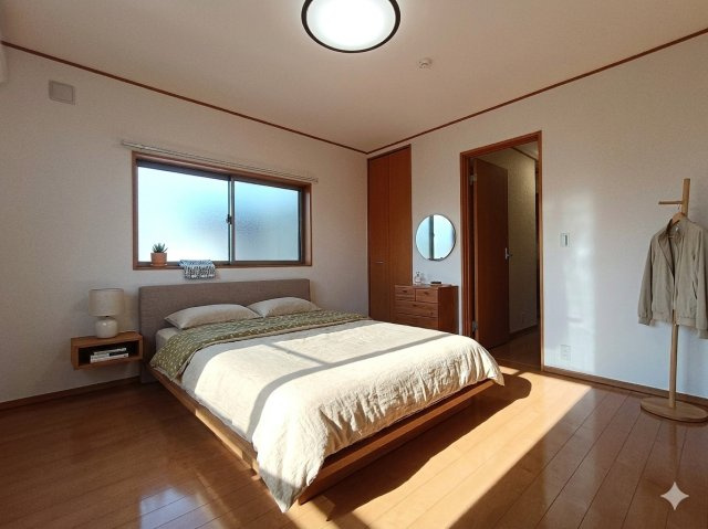 北葛飾郡松伏町　田中3丁目　中古戸建の洋室|大きな窓は陽当りにに加えて通気性能を上げてくれます