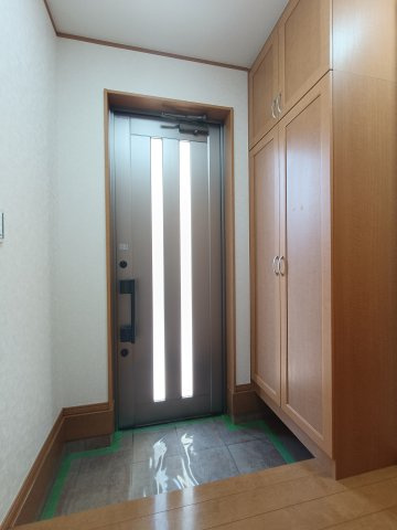 北葛飾郡松伏町　田中3丁目　中古戸建の玄関|収納もある玄関です