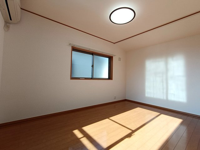 北葛飾郡松伏町　田中3丁目　中古戸建の洋室|落ち着いた色合いのフローリングです。
どんな色でも合わせやすく家具選びからカーテンなども合わせやすそうです