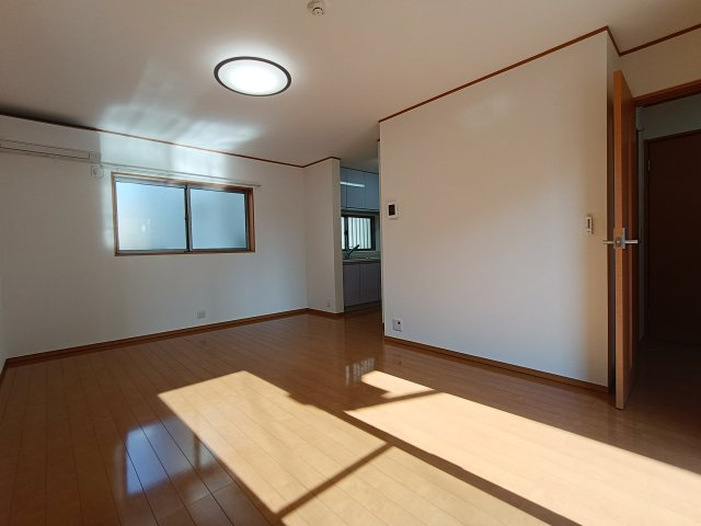 北葛飾郡松伏町　田中3丁目　中古戸建の居間・リビング|陽当り良好なリビング家族みんなが爽やかに健やかに過ごせます