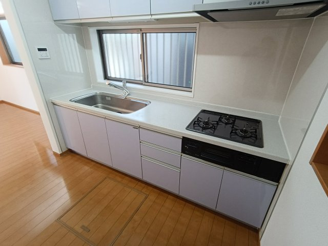 北葛飾郡松伏町　田中3丁目　中古戸建のキッチン|お手入れのしやすいシステムキッチンです