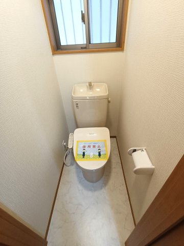 北葛飾郡松伏町　田中3丁目　中古戸建のトイレ|小窓をつけて明るさをプラス！温水洗浄便座付きです