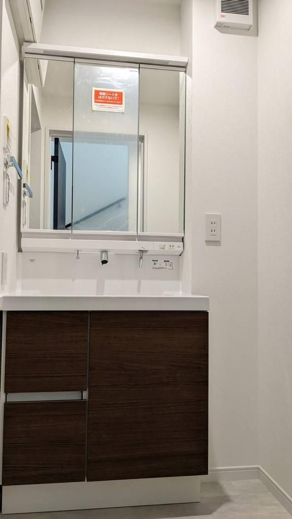 新宿区原町1丁目　中古戸建の独立洗面台|現地ご見学希望・資料請求などお気軽にお問い合わせ下さい！
03-5990-5201