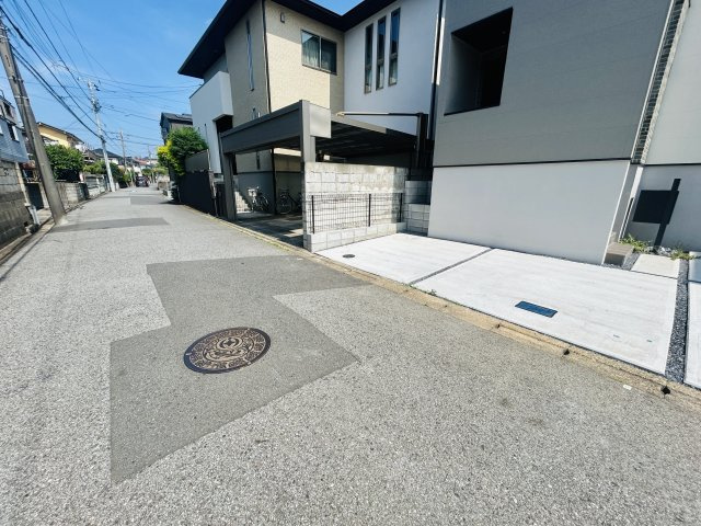 千葉市若葉区小倉台３丁目２期の前面道路含む現地写真