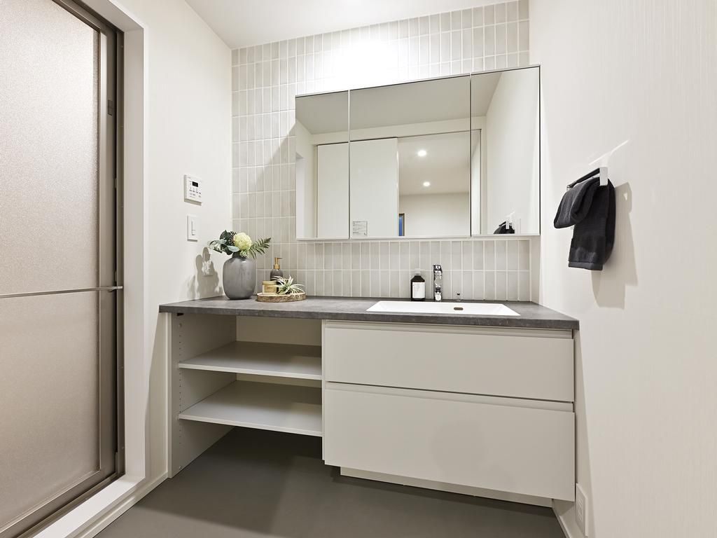 目黒区下目黒6丁目　戸建の独立洗面台|独立洗面台、小物を置くことができて便利です