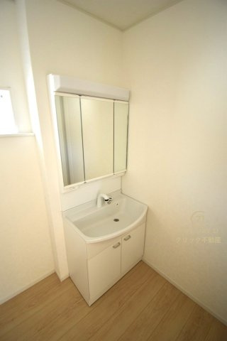 Cradlegarden　 ひたちなか市平磯遠原町　第2　3の独立洗面台|シャンプードレッサー付き洗面台は、広めで使いやすい、お手入れが楽なデザイン。窓があるので採光、通風良好です！