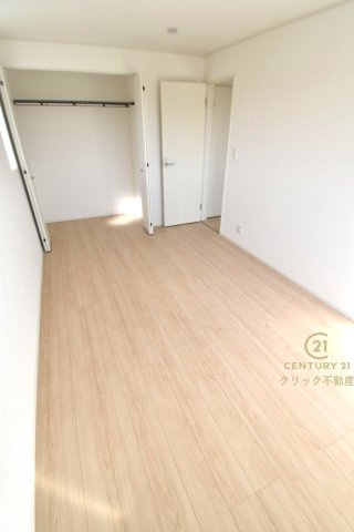Cradlegarden　 ひたちなか市平磯遠原町　第2　3の洋室|折戸を開くと壁面クローゼット。衣類が横一列に並ぶためひと目で洋服が選びやすい！衣類をたくさんお持ちの方もスッキリ片付きます♪