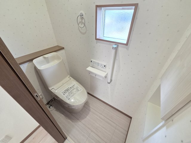 新築　太田市東別所町第7期　1号棟のトイレ|現地写真　トイレは洗浄機能付きです！壁面収納も嬉しいですね♪