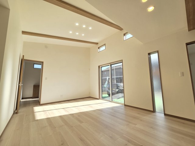 新築　太田市東別所町第7期　1号棟の居間・リビング|現地写真　勾配天井によって開放感あるリビングに！南向きなので日当たりも良好です！