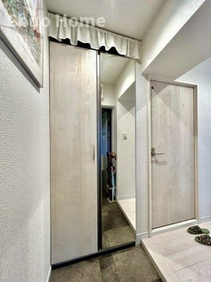 【玄関】 | ニックハイムお花茶屋 | 【玄関】玄関には大型のシューズクローゼットを設置しておりますのでいつでもスッキリりとした空間を保てます。玄関周りを清潔に使うのはとても大事なことですよね。