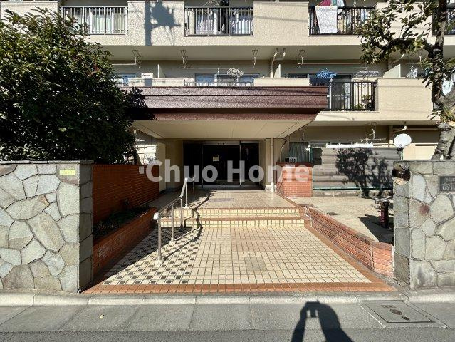 ニックハイムお花茶屋のエントランス|【エントランス】マンションのエントランスは、その物件の印象を決める、顔とも言える場所です。毎日通る場所ですからきれいなのが一番です。エントランス内はオートロックですので暮らしの安全も確保されています。