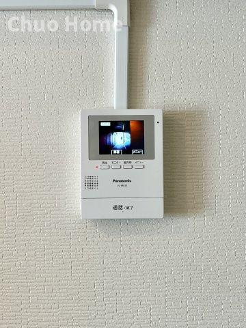 ニックハイムお花茶屋のセキュリティ|【モニターホン】誰が来たかすぐにわかるカラーモニター付きインターホン。通話ボタンを押すまでは室内の音は漏れていませんので相手を確かめてから応対できます。