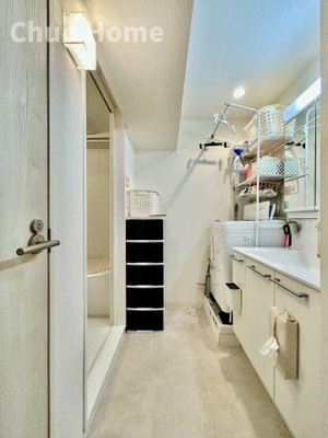 【脱衣所】 | ニックハイムお花茶屋 | 【洗面所】明るい洗面所は朝をすっきりさせてくれる空間です。バタバタしている忙しい朝でも収納が多い洗面台では短い時間で効率良く支度ができます。