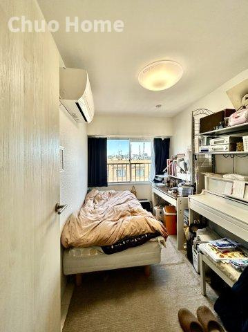 ニックハイムお花茶屋の寝室|【寝室】心と体をゆったりと安らげる主寝室。寝室のゆとりが大きい分だけ、暮らしの安らぎは深まります。一日の疲れを癒すだけでなく、ご夫婦の親密な語らいを紡ぎ出します