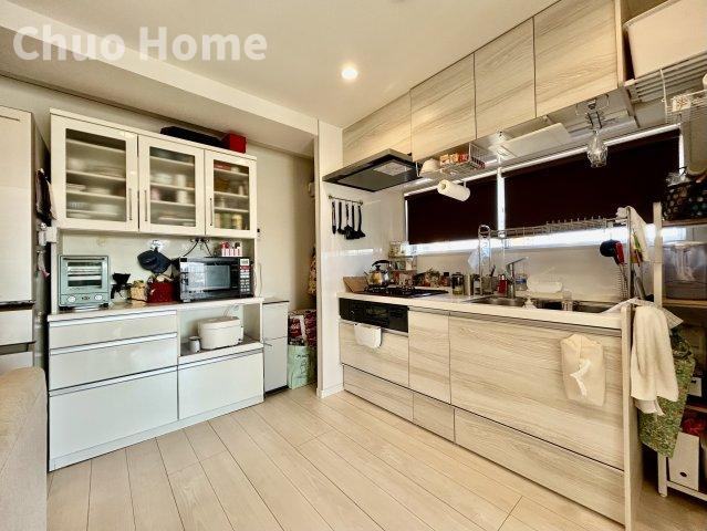 ニックハイムお花茶屋のキッチン|【システムキッチン】ワイドで収納豊富な使い勝手の良いシステムキッチンには、伸縮タイプのキッチン水栓、三ツ口コンロ・魚焼きグリルなどの便利な設備が標準完備されています。