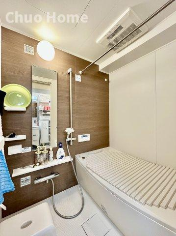 ニックハイムお花茶屋の浴室|【バスルーム】暖房換気乾燥機付きシステムバスルーム。暖房・冷風・換気・乾燥など、毎日を快適に過ごせるうれしい機能が揃っています。雨の日の洗濯物も安心です。