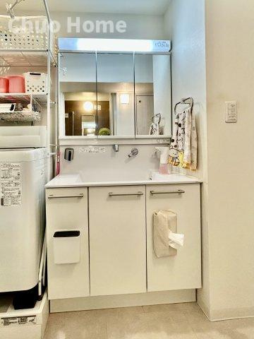 ニックハイムお花茶屋の独立洗面台|【洗面化粧台】洗面化粧台には三面鏡を採用。身だしなみを整えやすい事はもちろんですが、鏡の後ろに収納スペースを設ける事により、散らかりやすい洗面スペースをすっきりさせる事が出来るのも嬉しいですね