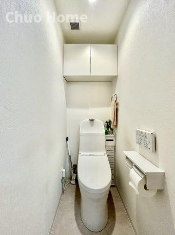 ニックハイムお花茶屋のトイレ|【トイレ】 収納スペースをしっかりと確保した温水洗浄便座機能付きトイレ。温水洗浄便座は清潔にお使いいただくための大切なアイテムです。