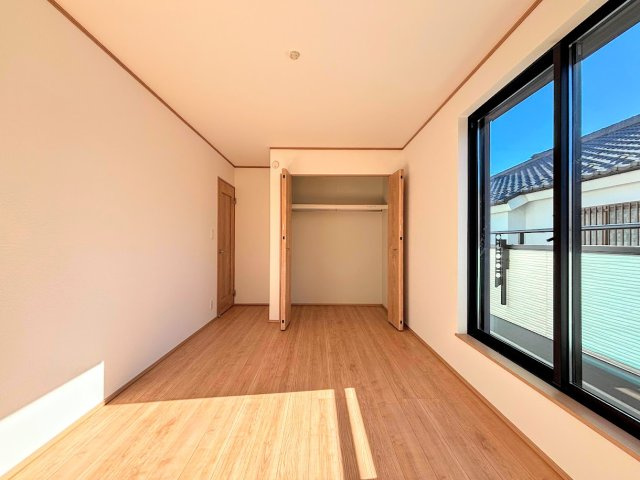 戸塚区汲沢町　新築戸建て　第２の洋室|◆室内はいつも明るい印象なので気持ちの良い朝を迎えられます。各部屋にはクローゼットを完備しており、収納が多いお家はすっきりして快適空間です。
