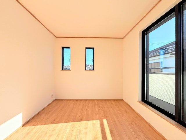 戸塚区汲沢町　新築戸建て　第２の洋室|◆子どものスタディ空間として、あるいは書斎やホビールームとして生活スタイルに合わせて使えるプライベートルーム。居心地のいい落ち着いたインテリアが似合います。
