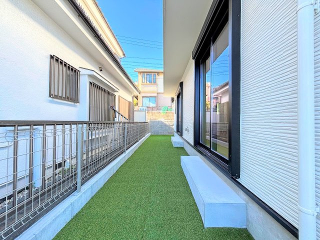 戸塚区汲沢町　新築戸建て　第２の庭|◆お手入れのしやすいちょうどよいサイズ感のお庭付き。植栽や家庭菜園等多目的にご利用いただけるプライベート空間。
