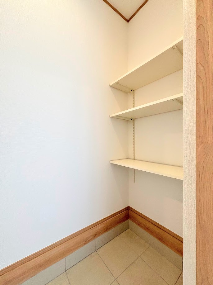 戸塚区汲沢町　新築戸建て　第２の収納|◆玄関には大型シューズクローク！靴以外のベビーカーや子どものスポーツ用品等入れておけるシューズインクローゼットを設置しました！
