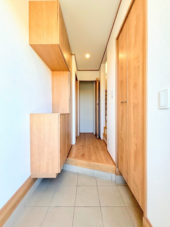 戸塚区汲沢町　新築戸建て　第２の玄関|◆明るい玄関です！散らかりやすい玄関もスッキリする大容量のシューズボックス付き。
