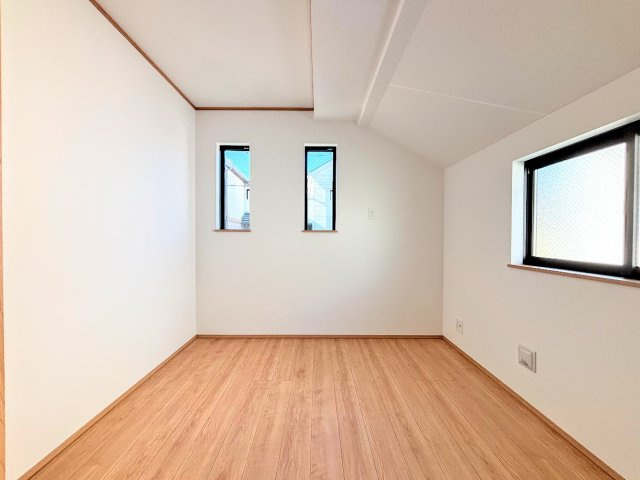 戸塚区汲沢町　新築戸建て　第２の洋室|◆感性を育むプライベートルームはシンプルでスマートな空間。好みの空間で読書をしたり、音楽を聞いたりと一人の時間も充実したものにできます。
