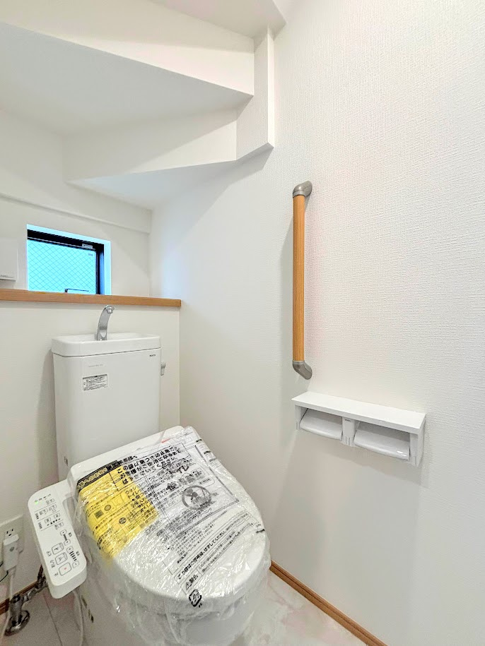 戸塚区汲沢町　新築戸建て　第２のトイレ|◆清潔感のある白を基調とした落ち着ける空間。小窓をもうけていますので、こもりやすい空気の入れ替えも簡単に行えますね！
