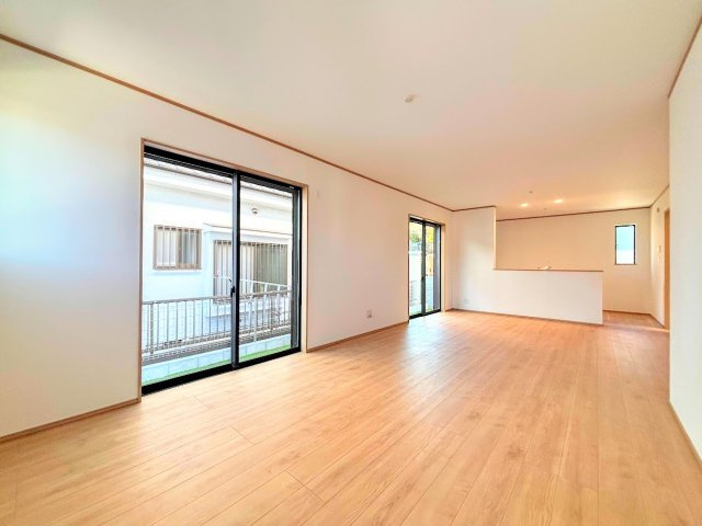 戸塚区汲沢町　新築戸建て　第２の居間・リビング|◆リビングは一日中太陽の光が射し込みます。家族が集まる空間は、自然と笑顔が溢れます！
