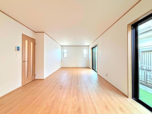 戸塚区汲沢町　新築戸建て　第２の居間・リビング|◆一家だんらんのスペースとなるＬＤＫ。窓から明るい光が差し込み、思わず家族の会話も弾む快適な空間。
