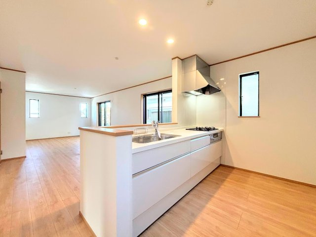 戸塚区汲沢町　新築戸建て　第２のキッチン|◆キッチンからダイニングやリビングが見渡せるキッチン。料理をしながら家族とコミュニケーションをとれるだけでなく、大きな開放感も得られることができます。
