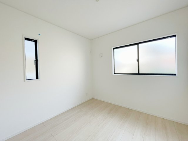 新築戸建・新築建売　桐生市広沢町第19　広沢小学校・広沢中学校の洋室|曇りガラスなので外からの視線を気にせず生活ができます！