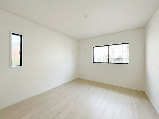 新築戸建・新築建売　桐生市広沢町第19　広沢小学校・広沢中学校の洋室|アクセントクロスの貼り替えなどのリフォームもお気軽にご相談ください！