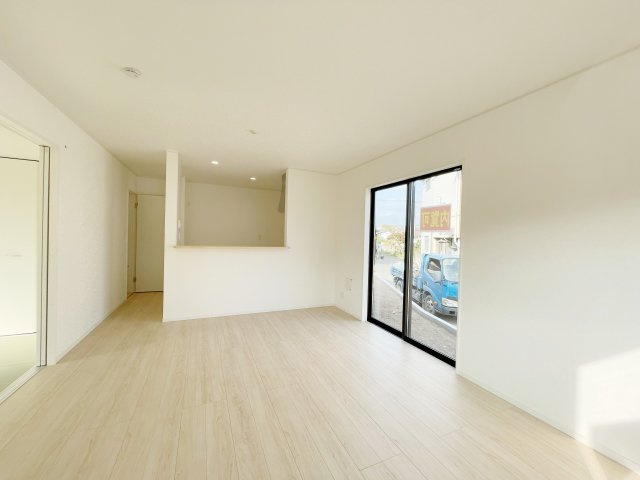 新築戸建・新築建売　桐生市広沢町第19　広沢小学校・広沢中学校の居間・リビング|お出かけ前や帰宅後リビングを通るので自然と家族の対話が生まれます！