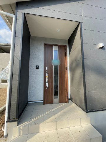 新築戸建・新築建売　桐生市広沢町第19　広沢小学校・広沢中学校の玄関|人感センサー付玄関灯やダブルロックドア、カメラ付きインターホンなどセキュリティ対策も充実の玄関♪