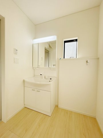 新築戸建・新築建売　桐生市広沢町第19　広沢小学校・広沢中学校の独立洗面台|三面鏡付きの独立洗面台の隣には洗濯機置き場も完備！
