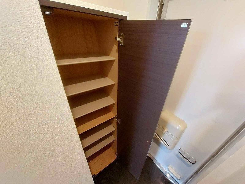 クレイノＭＩＫＩ西新宿 の玄関|■モニタ付インターホン付き玄関■シューズラック■ダウンライト